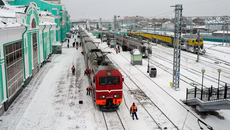 Рабочие осматривают состав на станции Омск-Пассажирский в Омске