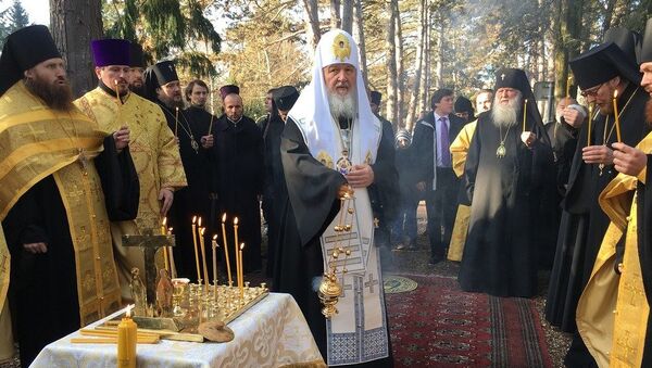 Патриарх Московский и всея Руси Кирилл по время службы на кладбище Сен-Женевьев-де-Буа под Парижем
