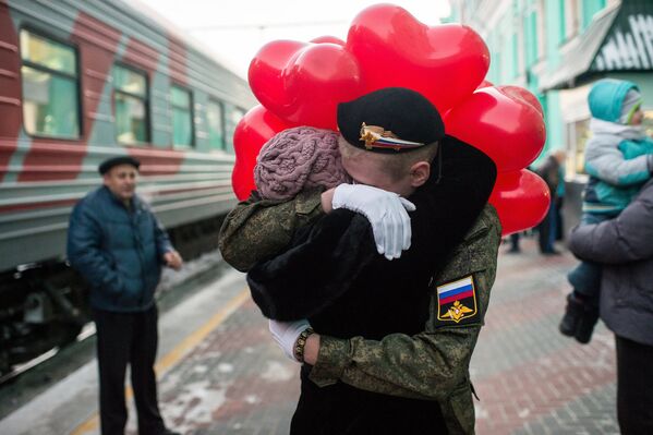 Встреча уволенных в запас солдат на платформе станции Омск-Пассажирский