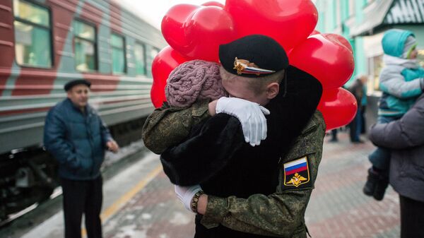 Встреча уволенных в запас солдат на платформе станции Омск-Пассажирский