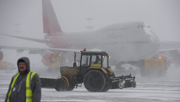 Уборка снега в московском аэропорту. Архивное фото