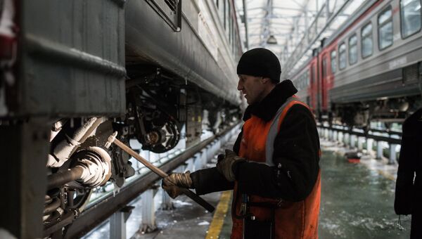 Рабочий осматривает подвижной состав в ремонтном депо в Омске