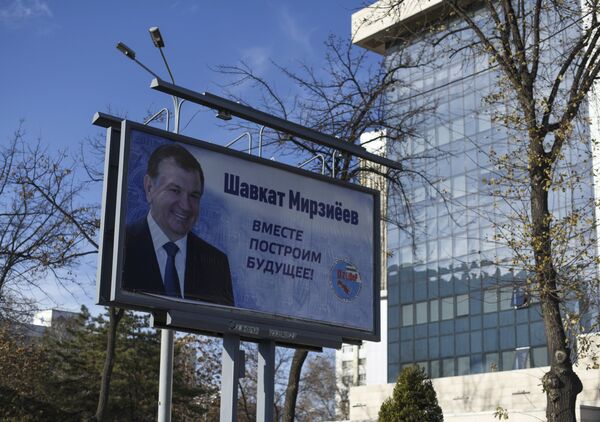 Информационный щит с изображением кандидата в президенты Узбекистана Шавката Мирзиеева на одной из улиц в Ташкенте Информационный щит с изображением кандидата в президенты Узбекистана Шавката Мирзиеева на одной из улиц в Ташкенте