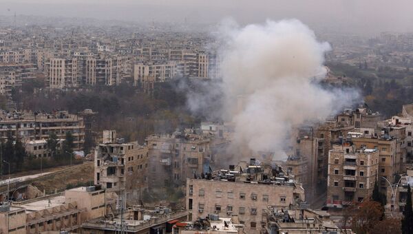 Дым после взрыва в районе, контролируемом сирийской армией в Алеппо