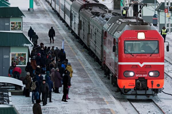 Пассажиры на платформе станции Омск-Пассажирский в Омске