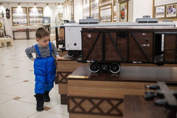 Мальчик осматривает экспонаты, представленные в музее на железнодорожном вокзале Омск-Пассажирский в Омске