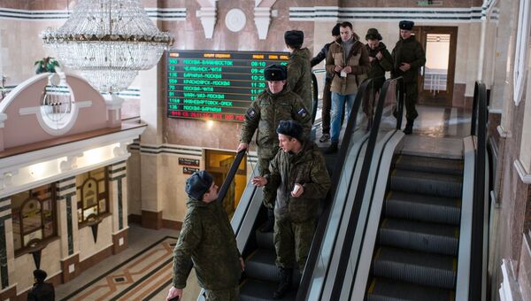 Пассажиры на вокзале станции Омск-Пассажирский в Омске