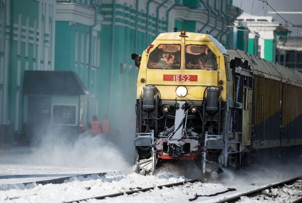 Уборка снега на путях станции Омск-Пассажирский Западно-Сибирской железной дороги в Омске