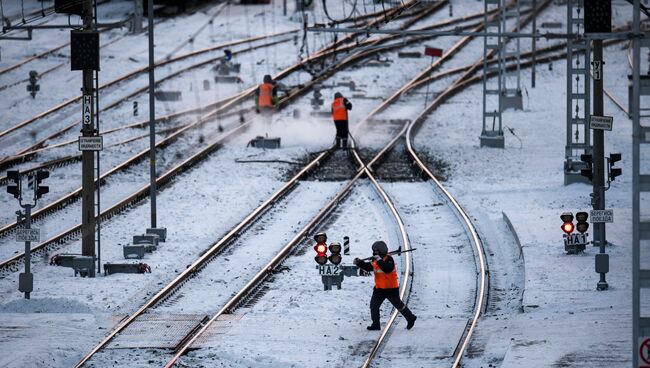 Рабочие очищают железнодорожные пути. Архивное фото