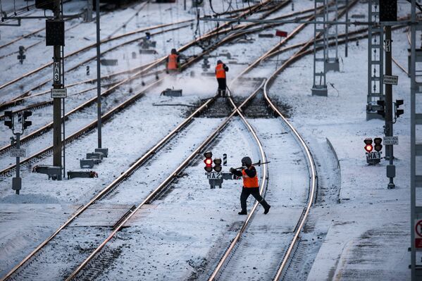 Рабочие очищают железнодорожный путь на станции Омск-Пассажирский в Омске