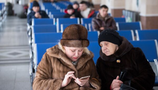 Пассажиры на вокзале станции Омск-Пассажирский в Омске