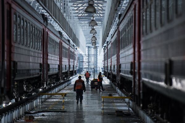 Рабочие в ремонтном депо в Омске