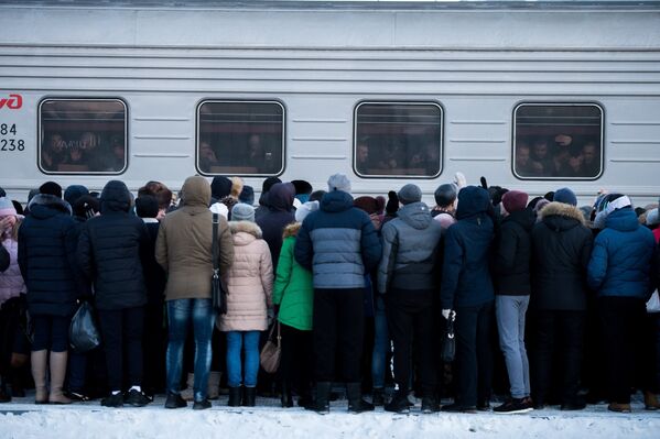 Горожане на платформе станции Омск-Пассажирский в Омске провожают новобранцев, призванных для прохождения службы в рядах вооруженных сил РФ