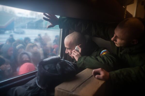 Новобранцы, призванные для прохождения службы в рядах вооруженных сил РФ, прощаются с родными и близкими на станции Омск-Пассажирский в Омске