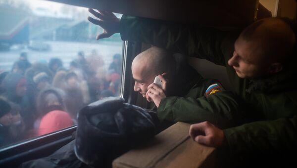 Новобранцы, призванные для прохождения службы в рядах вооруженных сил РФ, прощаются с родными и близкими на станции Омск-Пассажирский в Омске