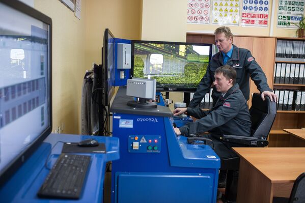 Сотрудники во время занятия на тренажерном комплексе электропоезда ЭД4М мотовагонного депо Омска