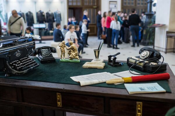 Письменный стол с принадлежностями, представленный в экспозиции музея на железнодорожном вокзале Омск-Пассажирский в Омске