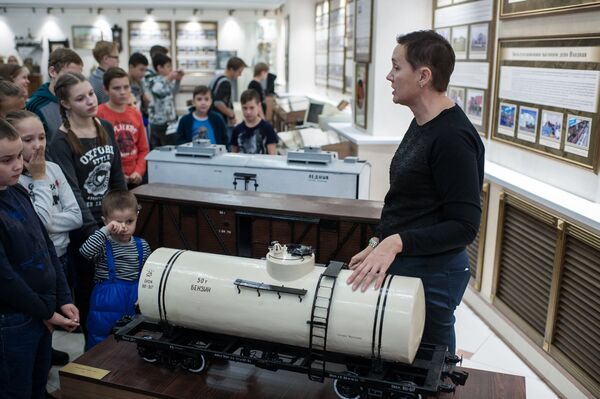 Посетители на экскурсии в музее на на железнодорожном вокзале Омск-Пассажирский в Омске