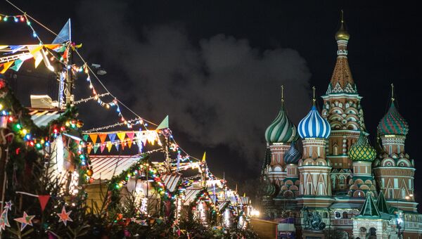 Праздничная иллюминация и Покровский собор (храм Василия Блаженного) на Красной площади в Москве. Архивное фото