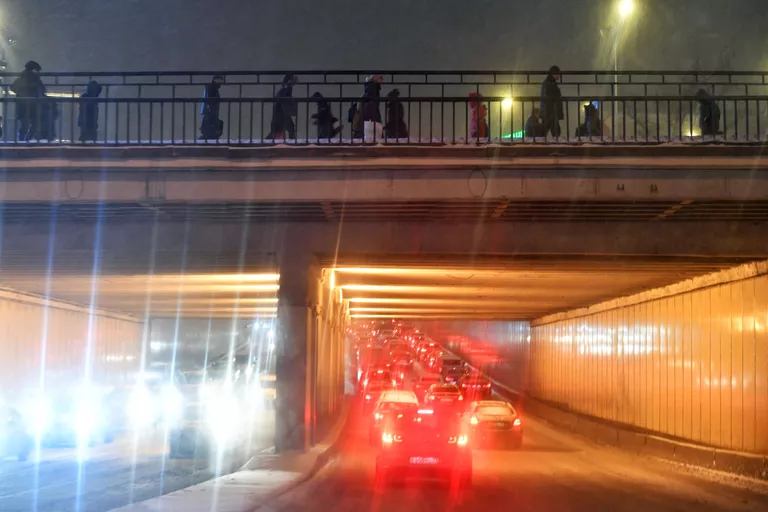 Автомобильное движение в Москве во время снегопада Автомобильное движение в Москве во время снегопада
