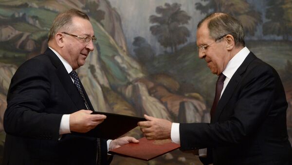 Сергей Лавров и Николай Токарев во время подписания соглашения о сотрудничестве между МИД России и ПАО Транснефть в Москве