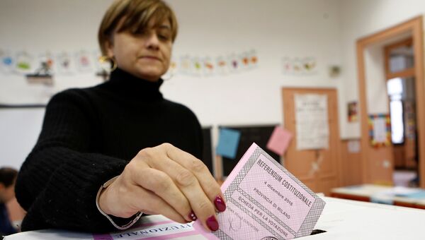 Женщина во время голосования на референдуме в Италии