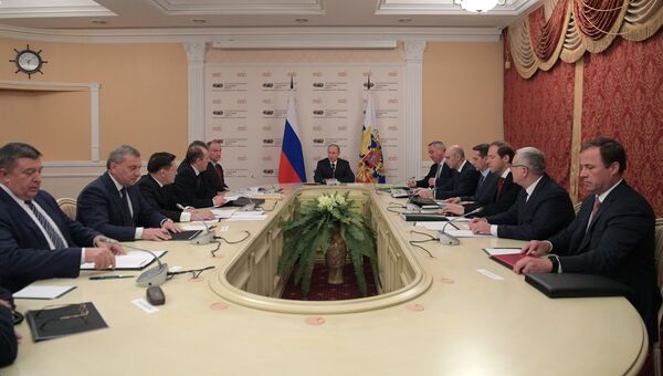 Президент РФ Владимир Путин проводит совещание с постоянными членами Совета безопасности РФ в Миассе. 5 декабря 2016