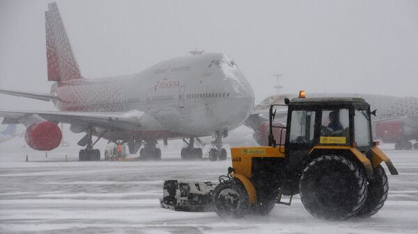 Уборка снега в аэропорту. Архивное фото
