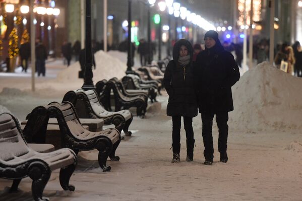 Прохожие в Москве после снегопада