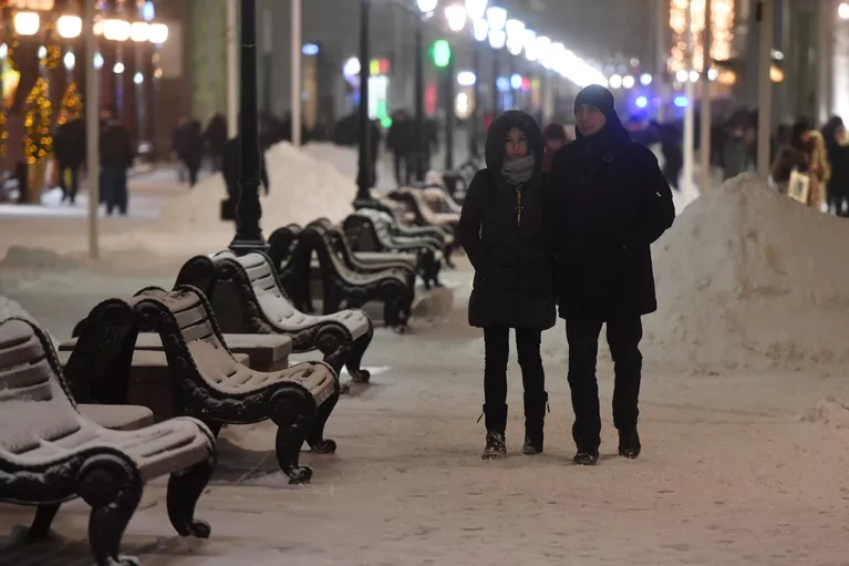 Прохожие в Москве после снегопада Прохожие в Москве после снегопада