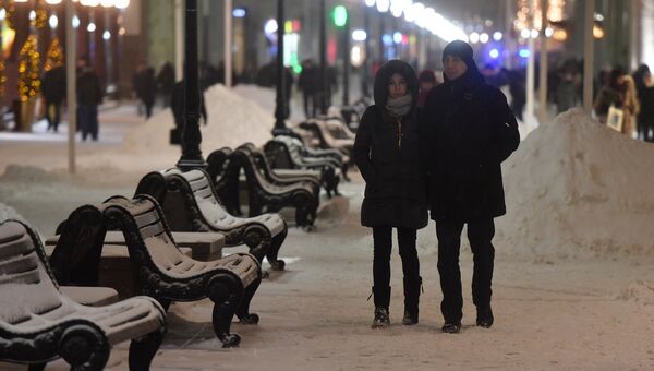 Прохожие в Москве после снегопада