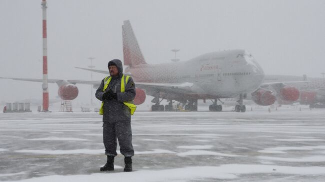 Снегопад в аэропорту Внуково. Архивное фото