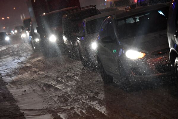 Автомобильное движение в Москве во время снегопада