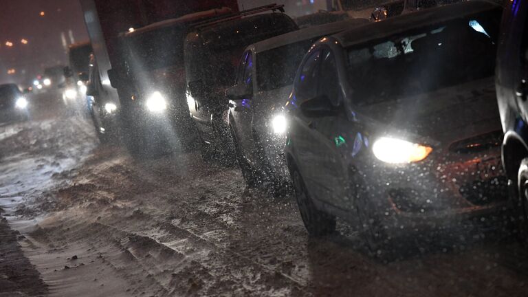 Автомобильное движение в Москве во время снегопада