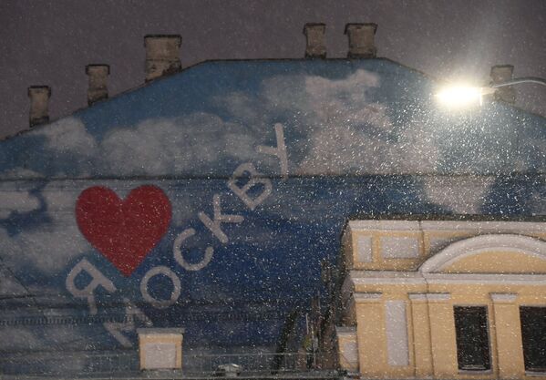 Фрагмент здания в Москве во время снегопада
