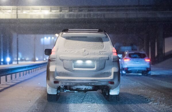 Автомобиль на Ярославском шоссе в Москве во время снегопада
