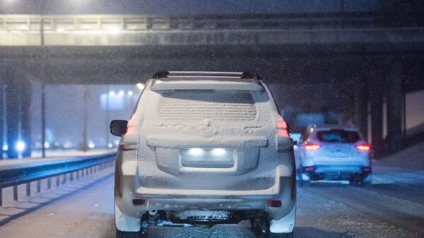 Автомобиль во время снегопада. Архивное фото
