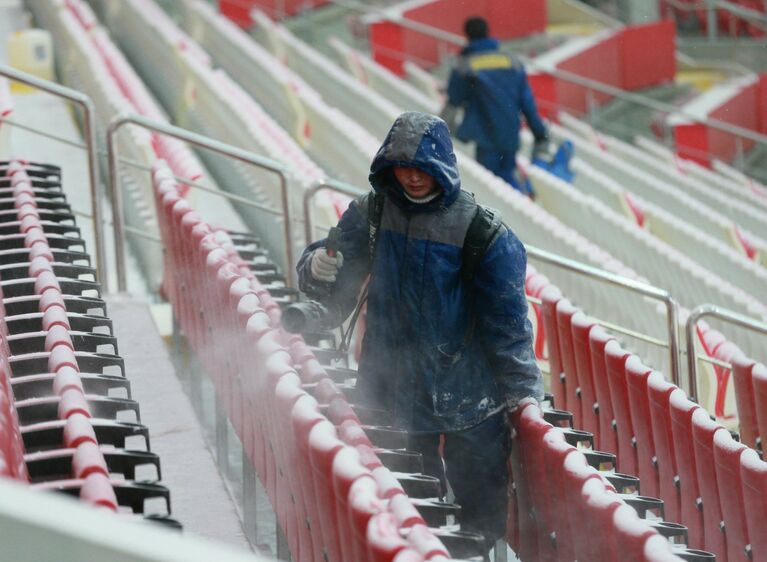 Уборка снега на стадионе Открытие Арена перед началом матча 17-го тура чемпионата России по футболу среди клубов Премьер-лиги между ФК Рубин и ФК Спартак