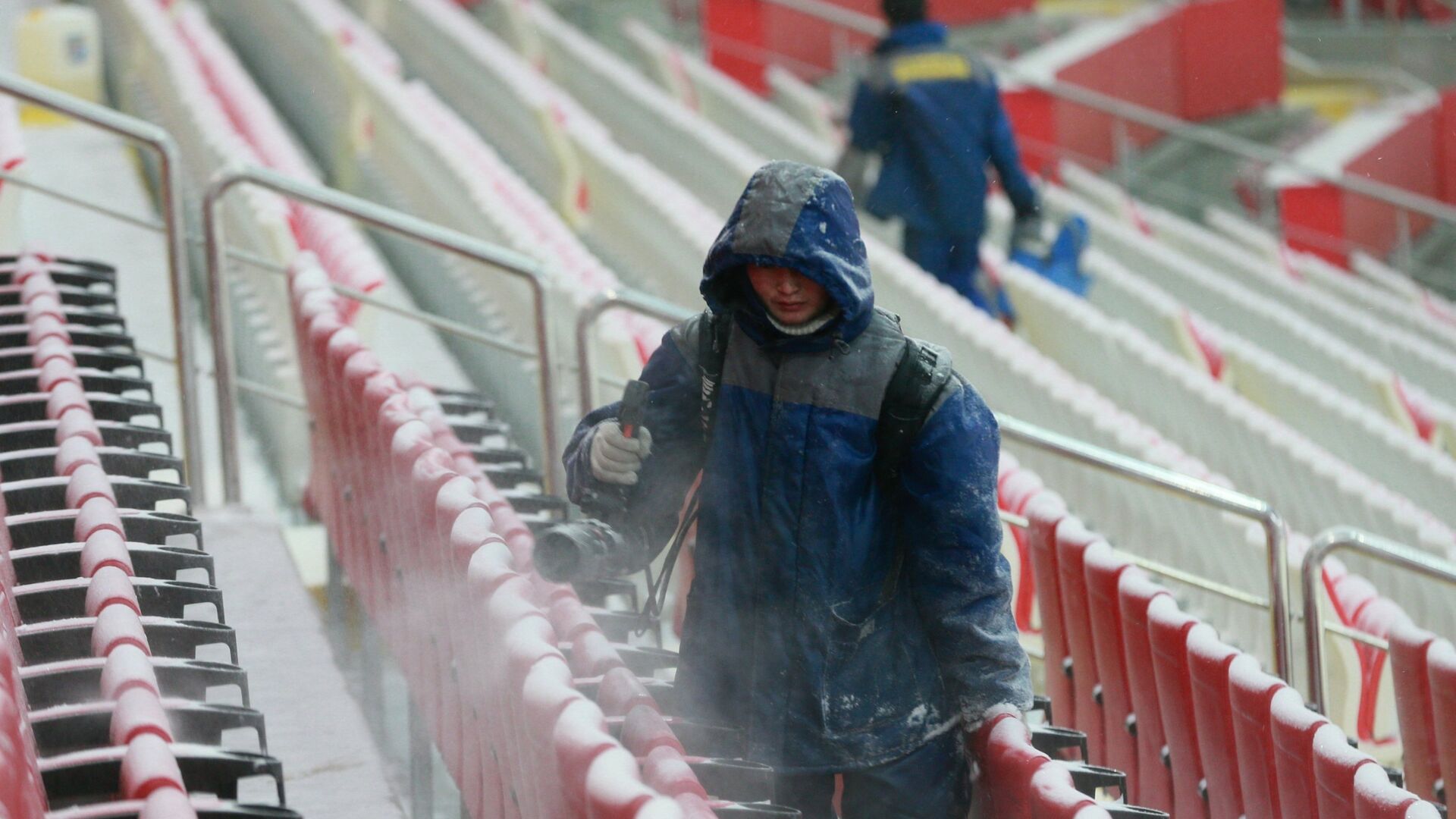 Уборка снега на стадионе Открытие Арена перед началом матча 17-го тура чемпионата России по футболу среди клубов Премьер-лиги между ФК Рубин и ФК Спартак - РИА Новости, 1920, 23.06.2022