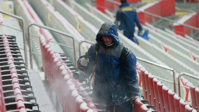 Уборка снега на стадионе Открытие Арена перед началом матча 17-го тура чемпионата России по футболу среди клубов Премьер-лиги между ФК Рубин и ФК Спартак