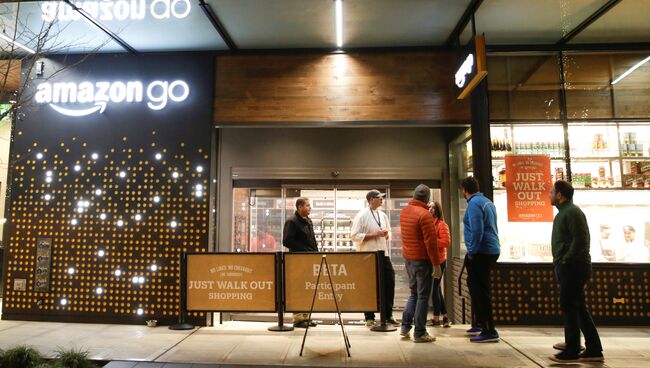 Сотрудники у входа в магазин Amazon Go в Сиэтле, США. 5 декабря 2016