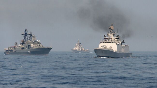 Совместное маневрирование индийских и российских военных кораблей во время военно-морских учений. Архивное фото. ИНДРА - 2014