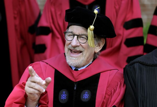 Стивен Спилберг на выпускном Гарвардского университета, май 2016