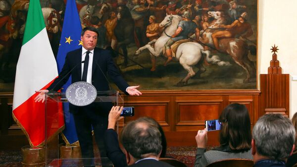Премьер-министр Италии Маттео Ренци во вермя специально созванной пресс-конференции по итогам референдума в Италии. 5 декабря 2016 года