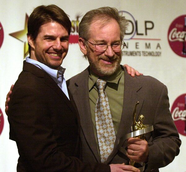 Актер Том Круз и режиссер Стивен Спилберг на премии ShoWest Gala, 7 марта 2002