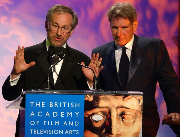 Режиссер Стивен Спилберг и актер Харрисон Форд на церемонии вручения кинематографических наград BAFTA/LA, 12 апреля 2002
