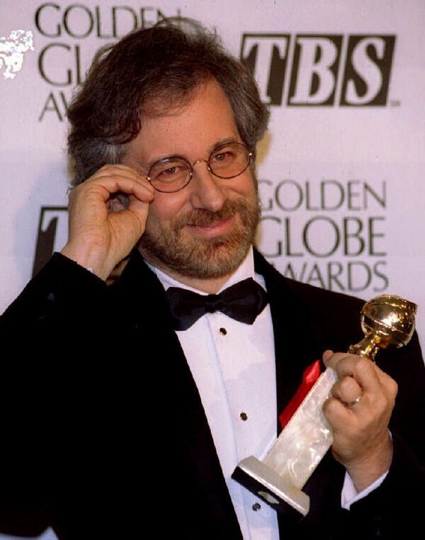Режиссер Стивен Спилберг выиграл Золотой глобус за фильм Список Шиндлера, 22 января 1994