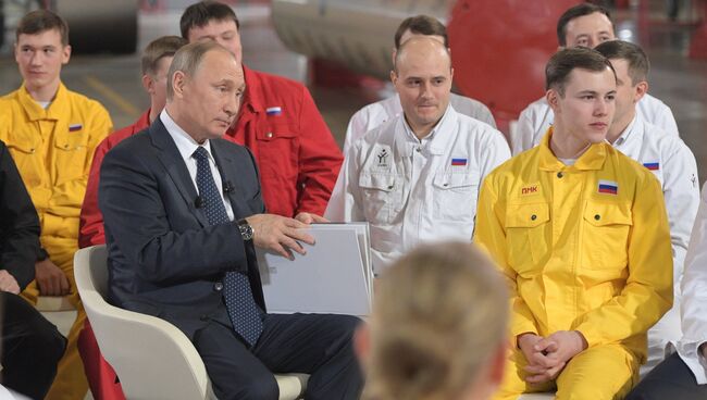 Президент РФ Владимир Путин во время общения с рабочими цеха ЭТЕРНО ПАО Челябинский трубопрокатный завод. 5 декабря 2016