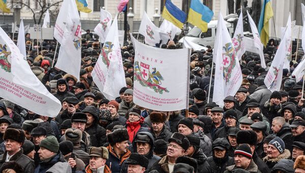 Участники митинга пенсионеров и ветеранов Министерства внутренних дел Украины у здания Верховной рады Украины в Киеве. 6 декабря 2016