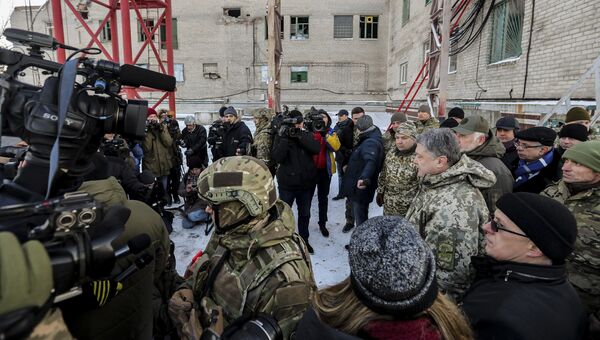 Президент Украины Петр Порошенко во время запуска восстановленной радиопередающей станции на горе Карачун возле города Краматорск. 5 декабря 2016